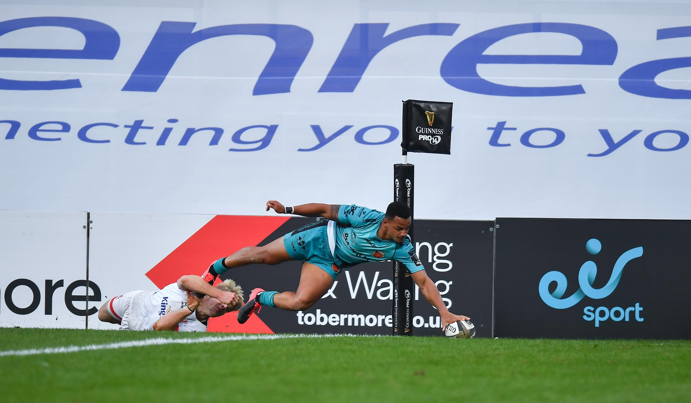 Ashton Hewitt of Dragons scores his sides first try