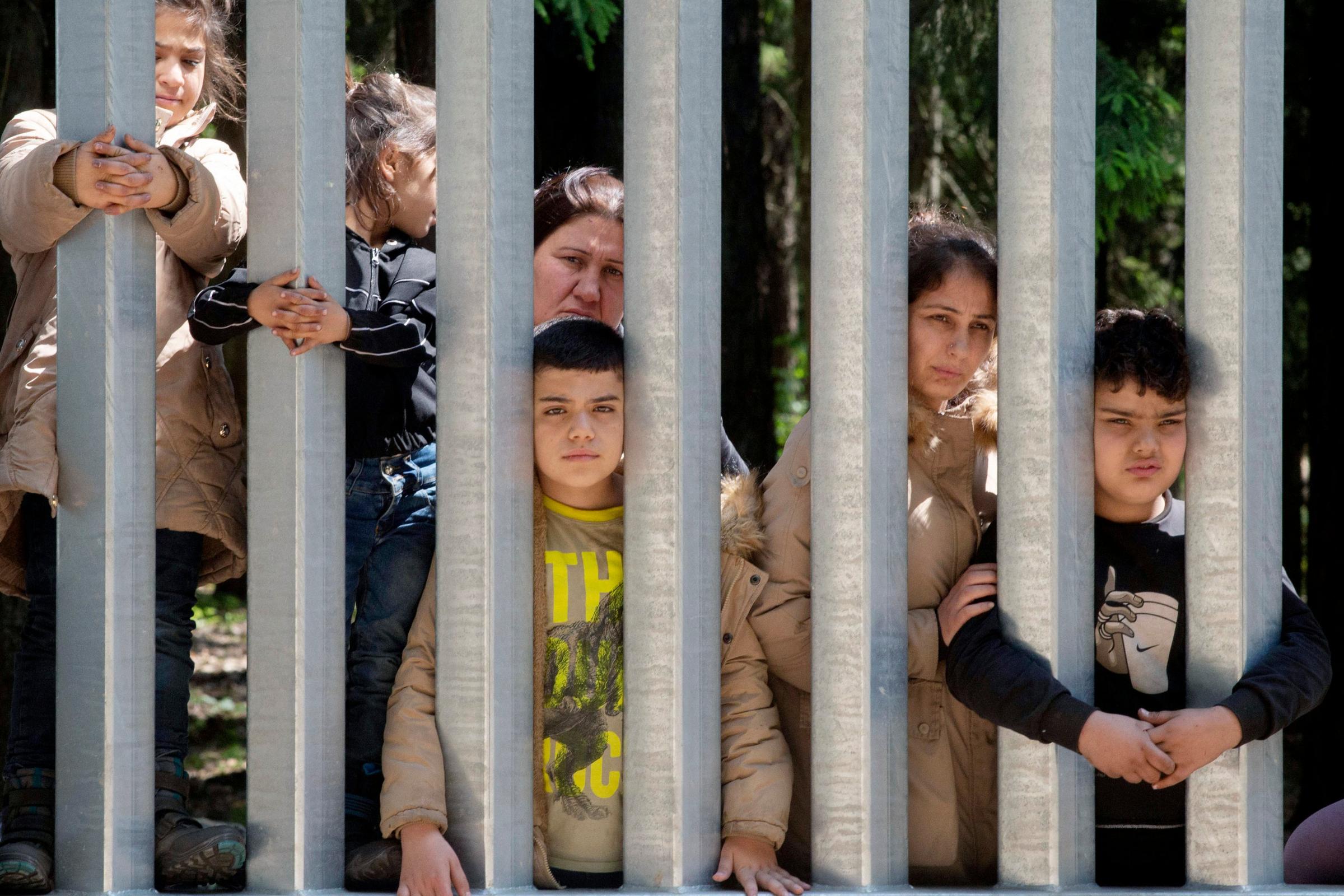 Migrants with children stuck at Poland's border wall | Barry And District News - Vimarsana News